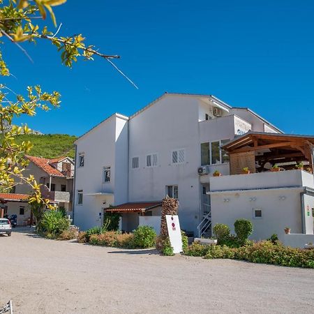 Apartments By The Sea Sumpetar, Omis - 2808 Dış mekan fotoğraf